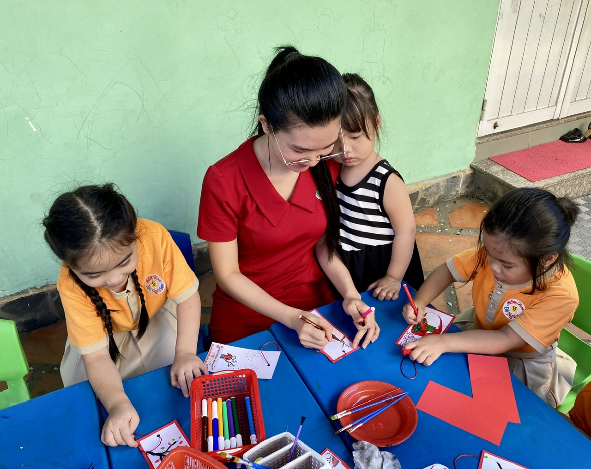 BÉ TRANG TRÍ TẾT 2024