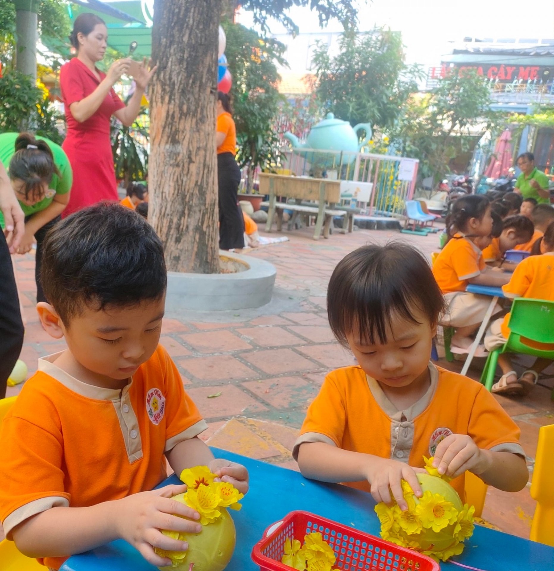 BÉ TRANG TRÍ TẾT 2024