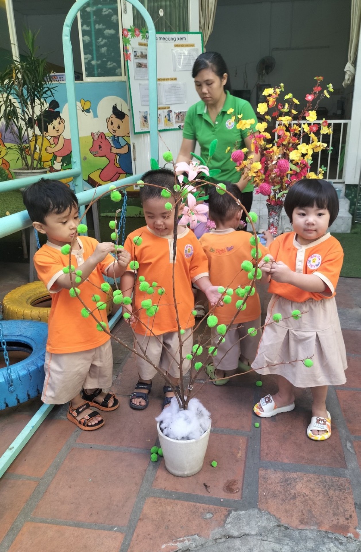 BÉ TRANG TRÍ TẾT 2024