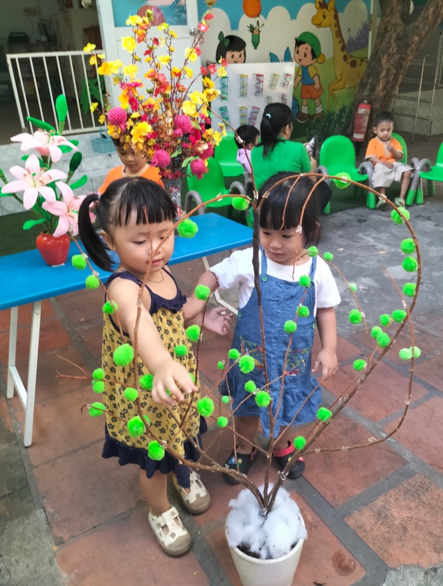 BÉ TRANG TRÍ TẾT 2024