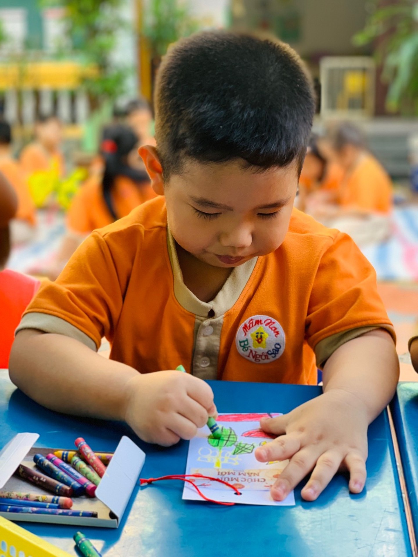 BÉ TRANG TRÍ TẾT 2024