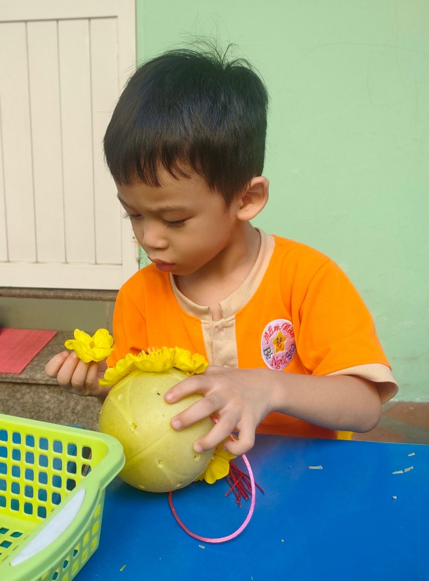 BÉ TRANG TRÍ TẾT 2024