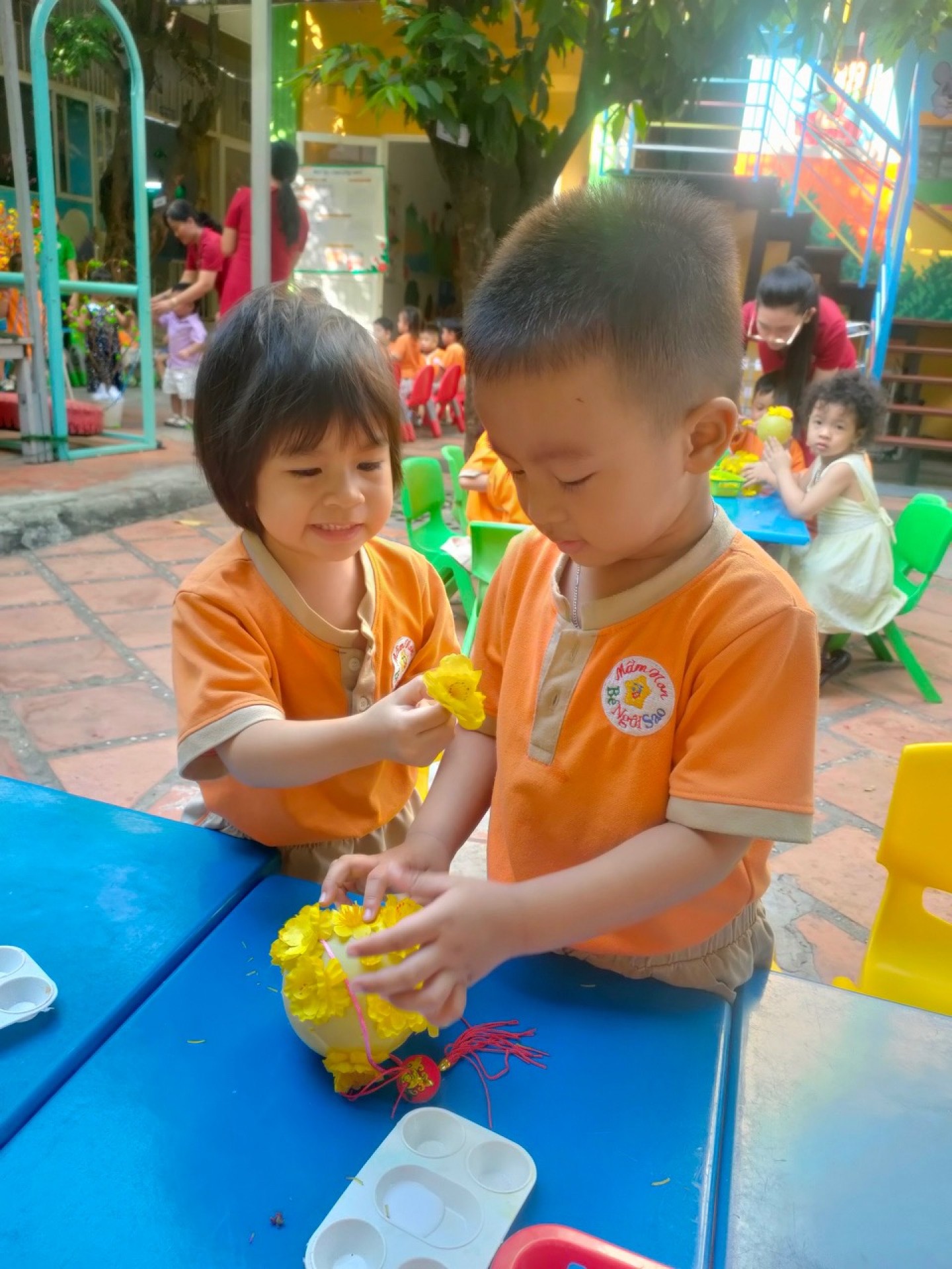 BÉ TRANG TRÍ TẾT 2024