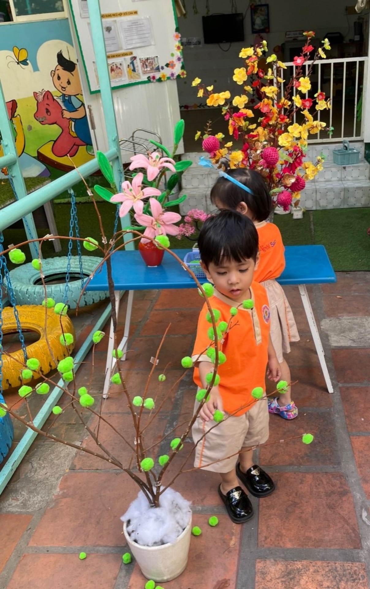 BÉ TRANG TRÍ TẾT 2024