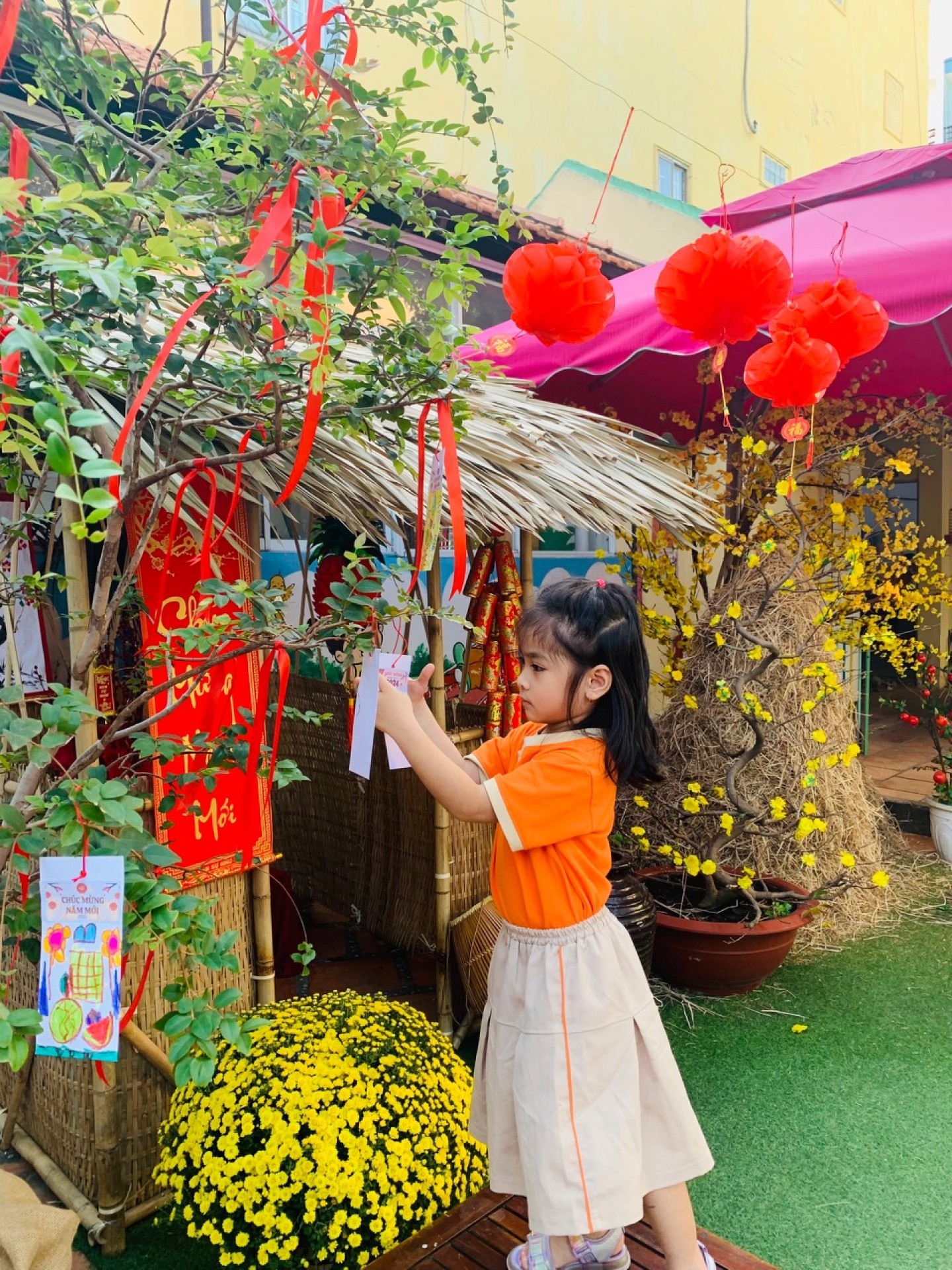 BÉ TRANG TRÍ TẾT 2024