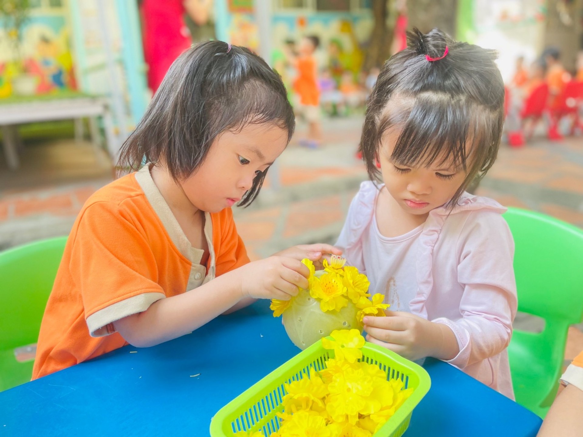 BÉ TRANG TRÍ TẾT 2024