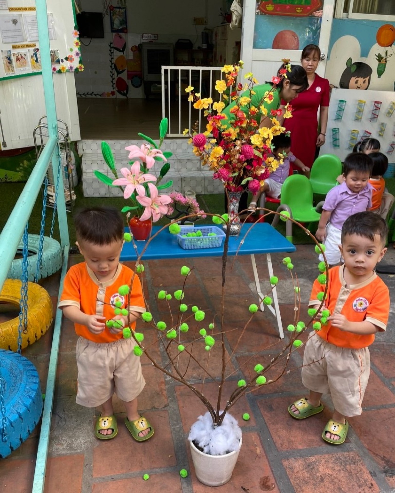 BÉ TRANG TRÍ TẾT 2024