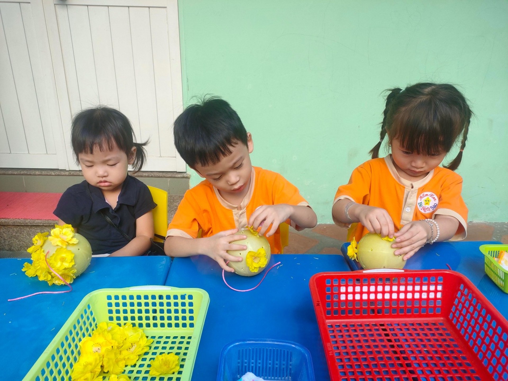 BÉ TRANG TRÍ TẾT 2024