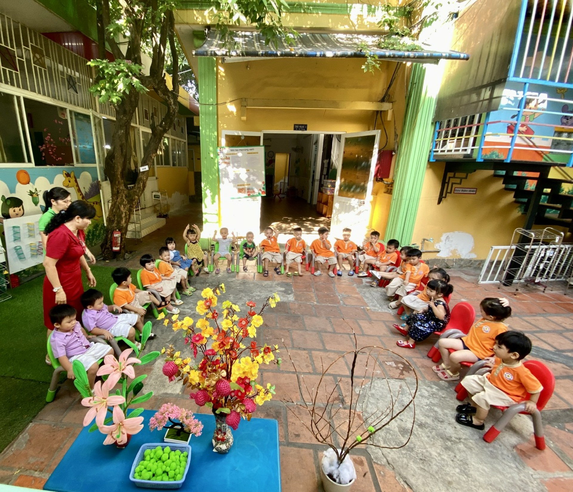 BÉ TRANG TRÍ TẾT 2024