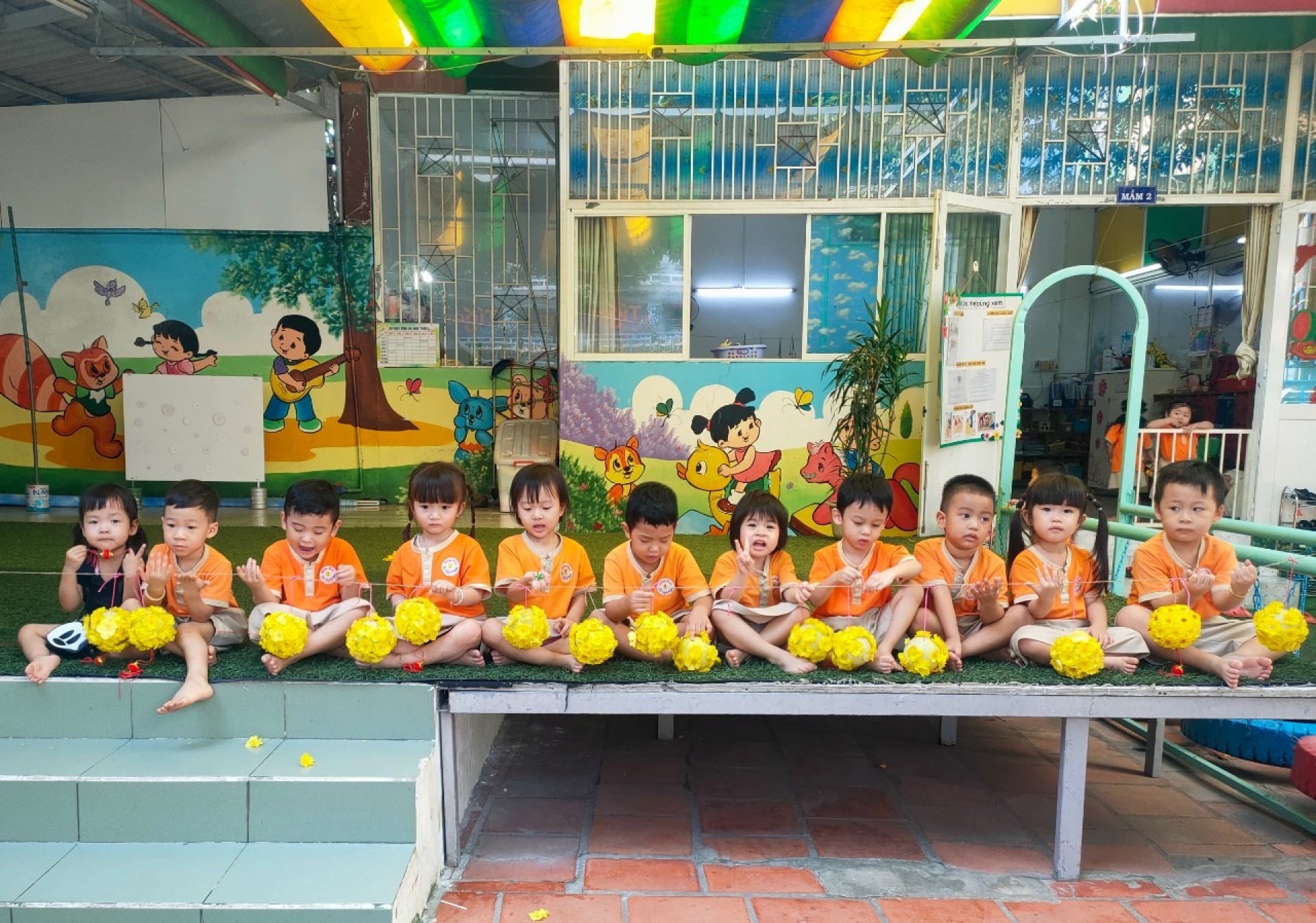 BÉ TRANG TRÍ TẾT 2024