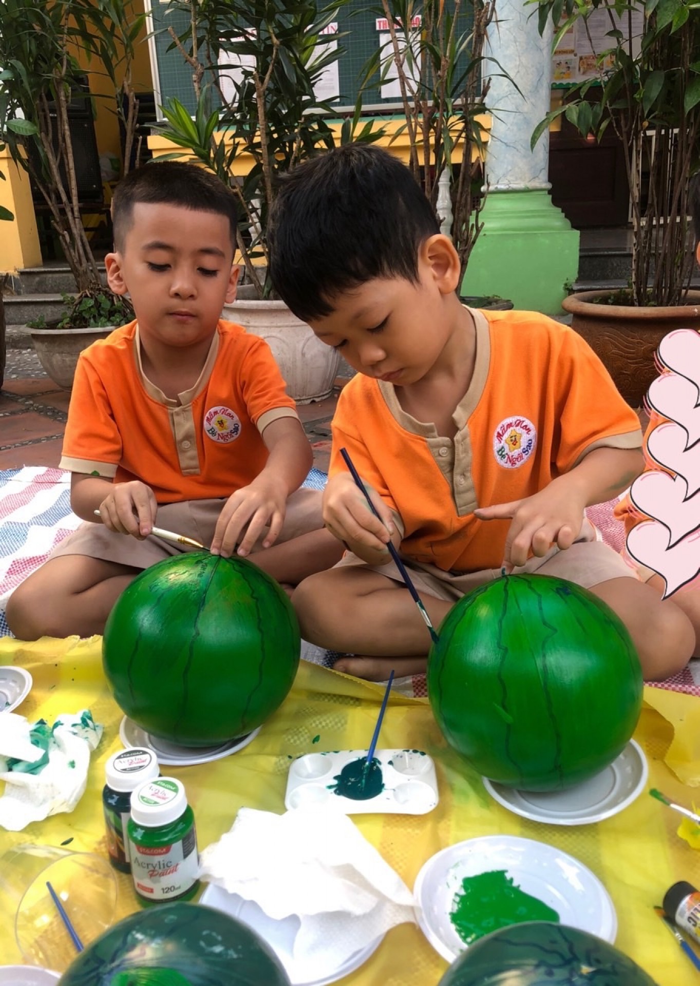 BÉ TRANG TRÍ TẾT 2024