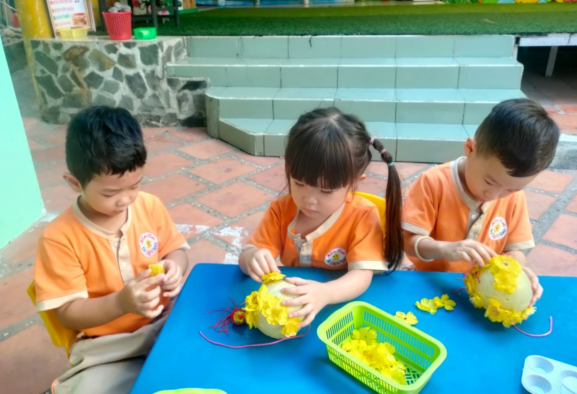 BÉ TRANG TRÍ TẾT 2024