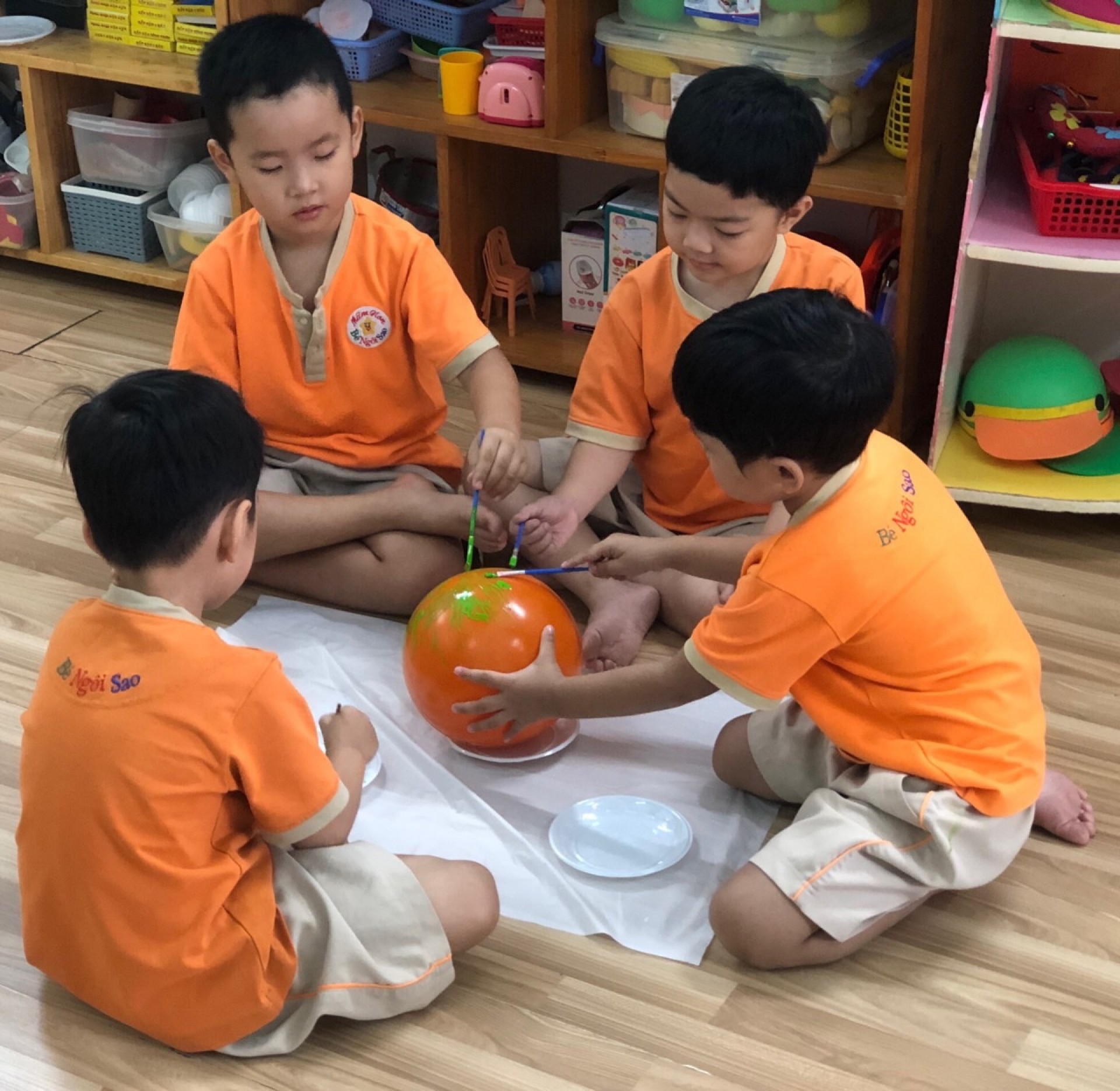 BÉ TRANG TRÍ TẾT 2024