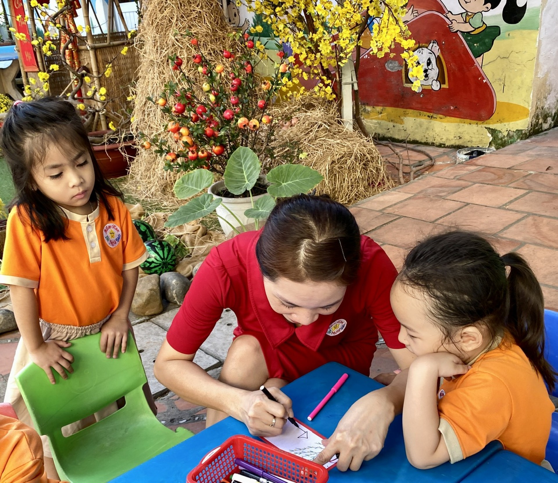 BÉ TRANG TRÍ TẾT 2024