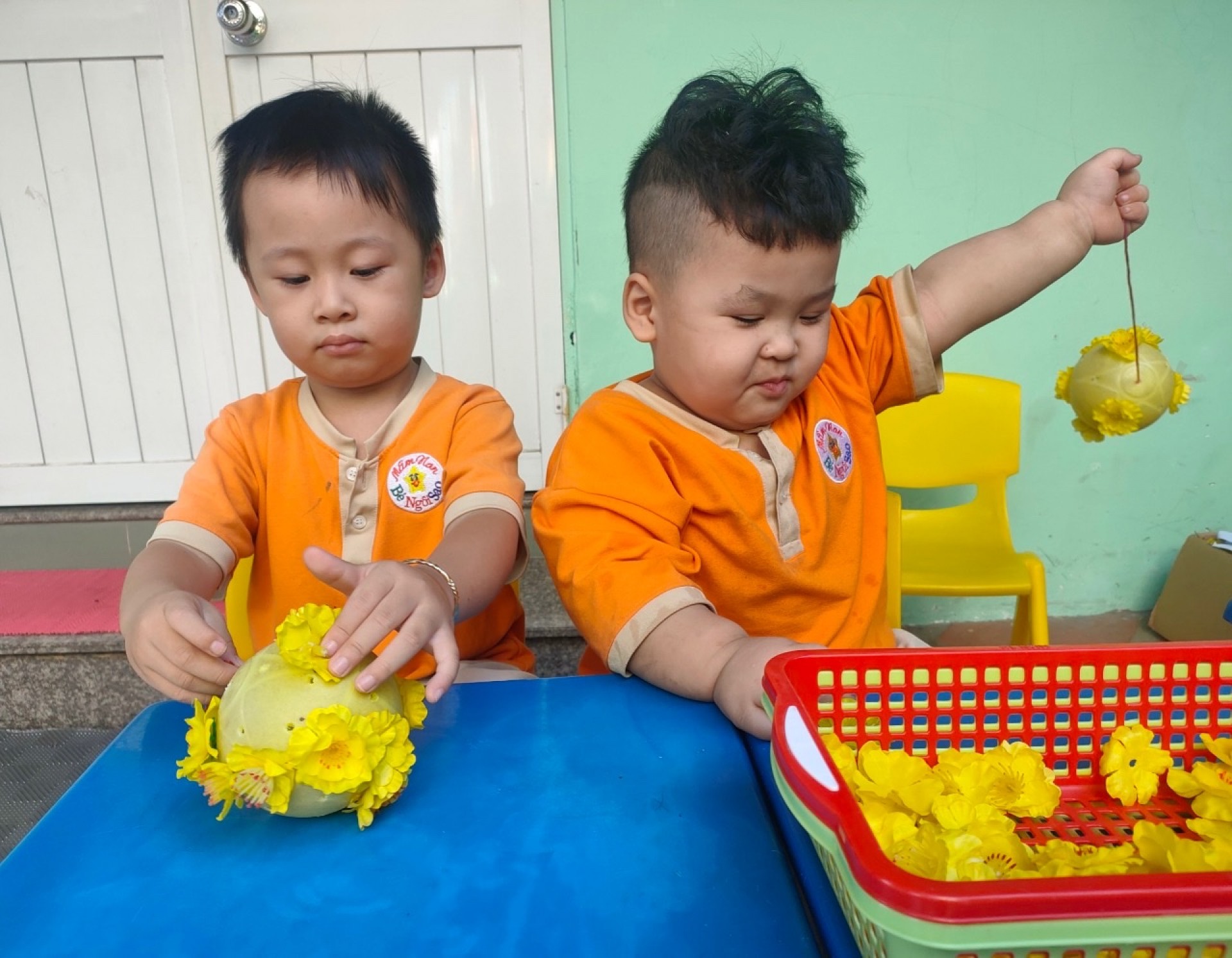 BÉ TRANG TRÍ TẾT 2024