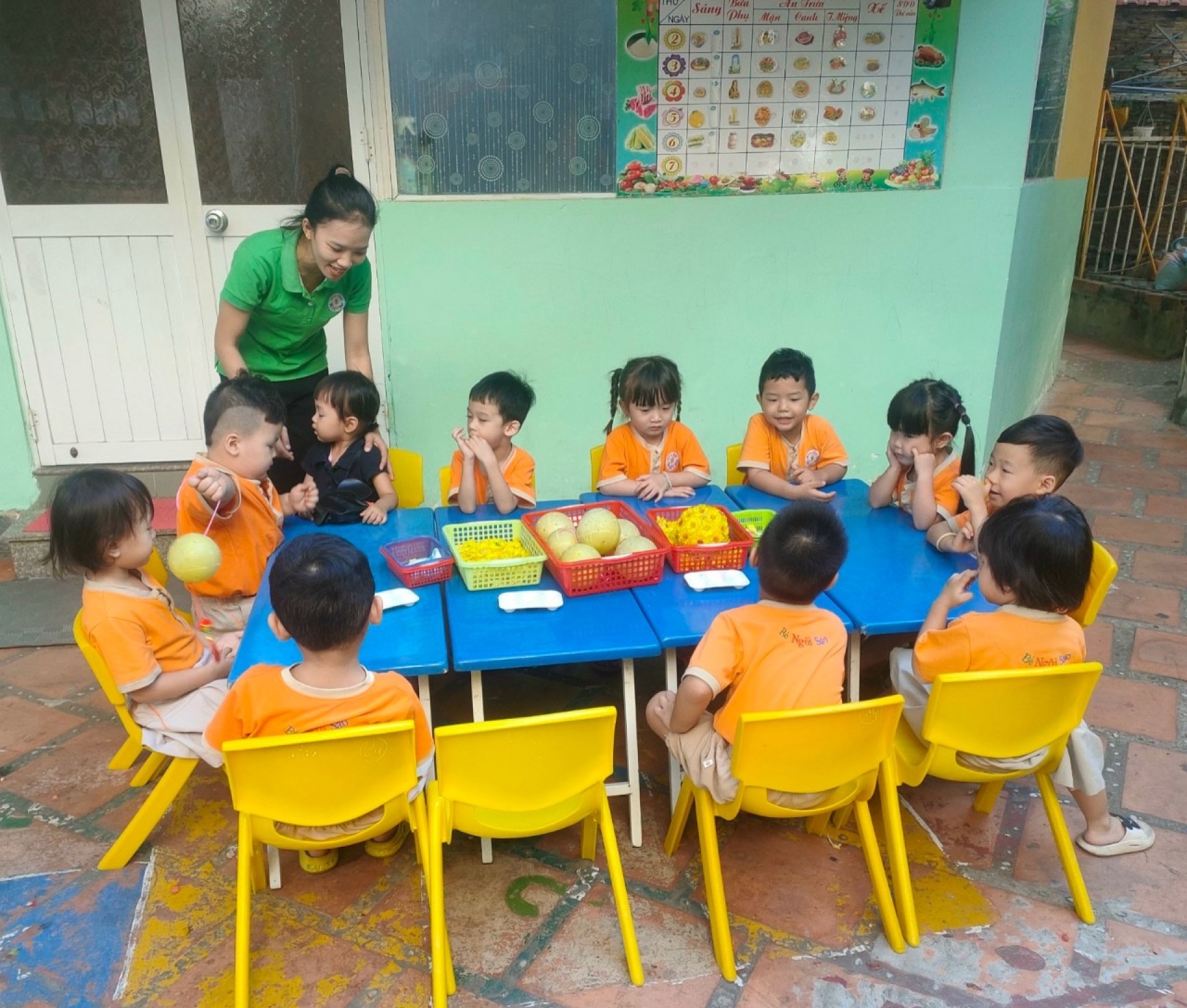 BÉ TRANG TRÍ TẾT 2024