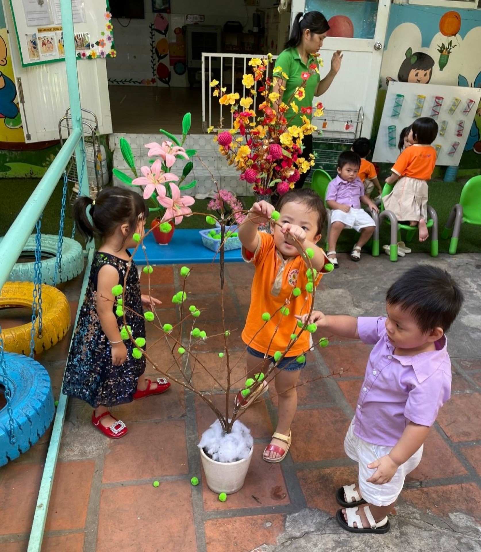 BÉ TRANG TRÍ TẾT 2024