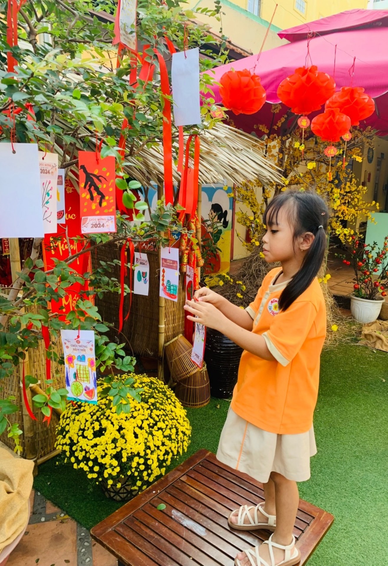 BÉ TRANG TRÍ TẾT 2024