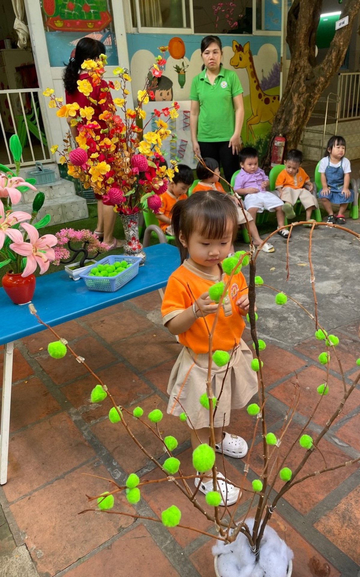 BÉ TRANG TRÍ TẾT 2024