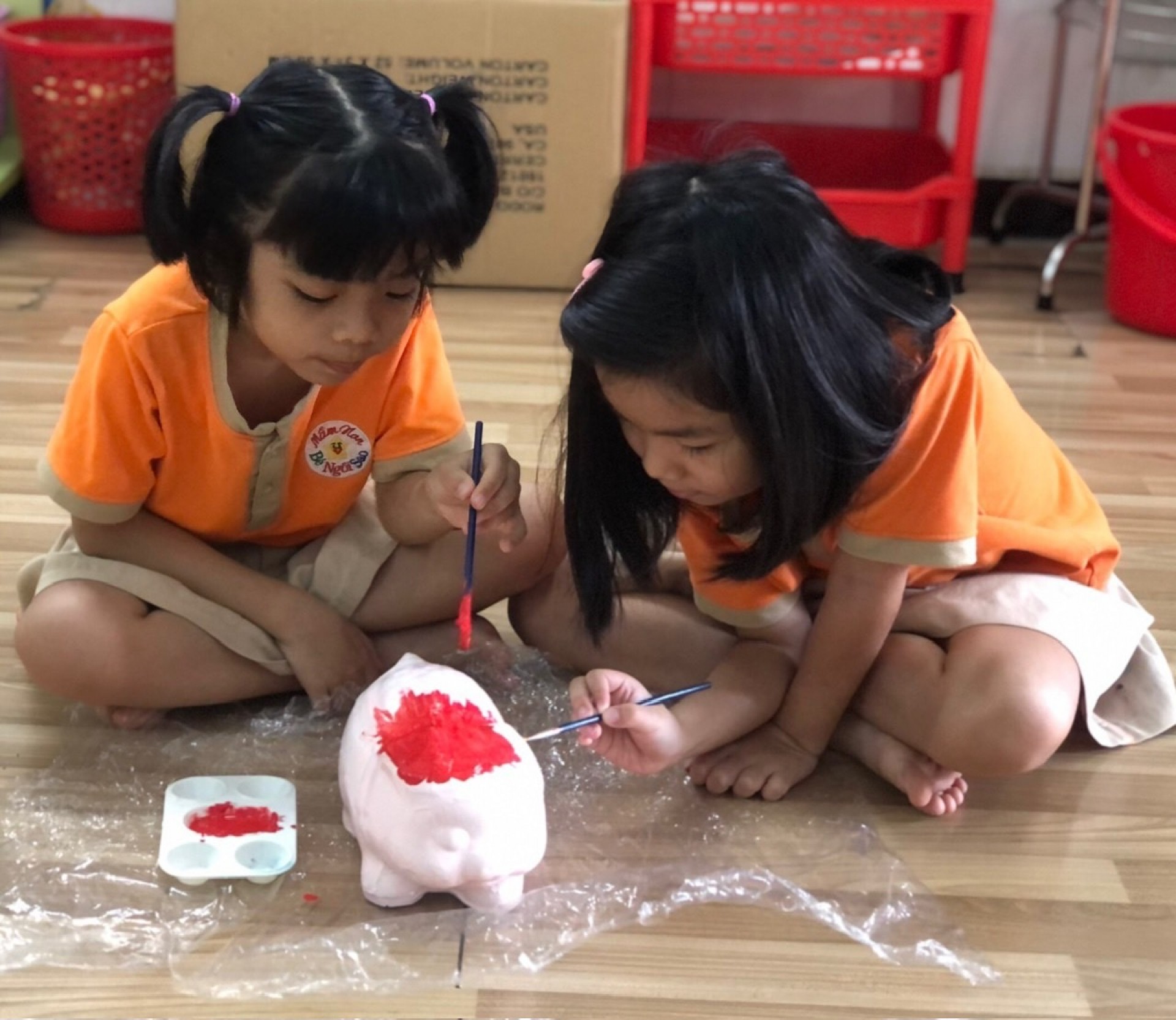 BÉ TRANG TRÍ TẾT 2024