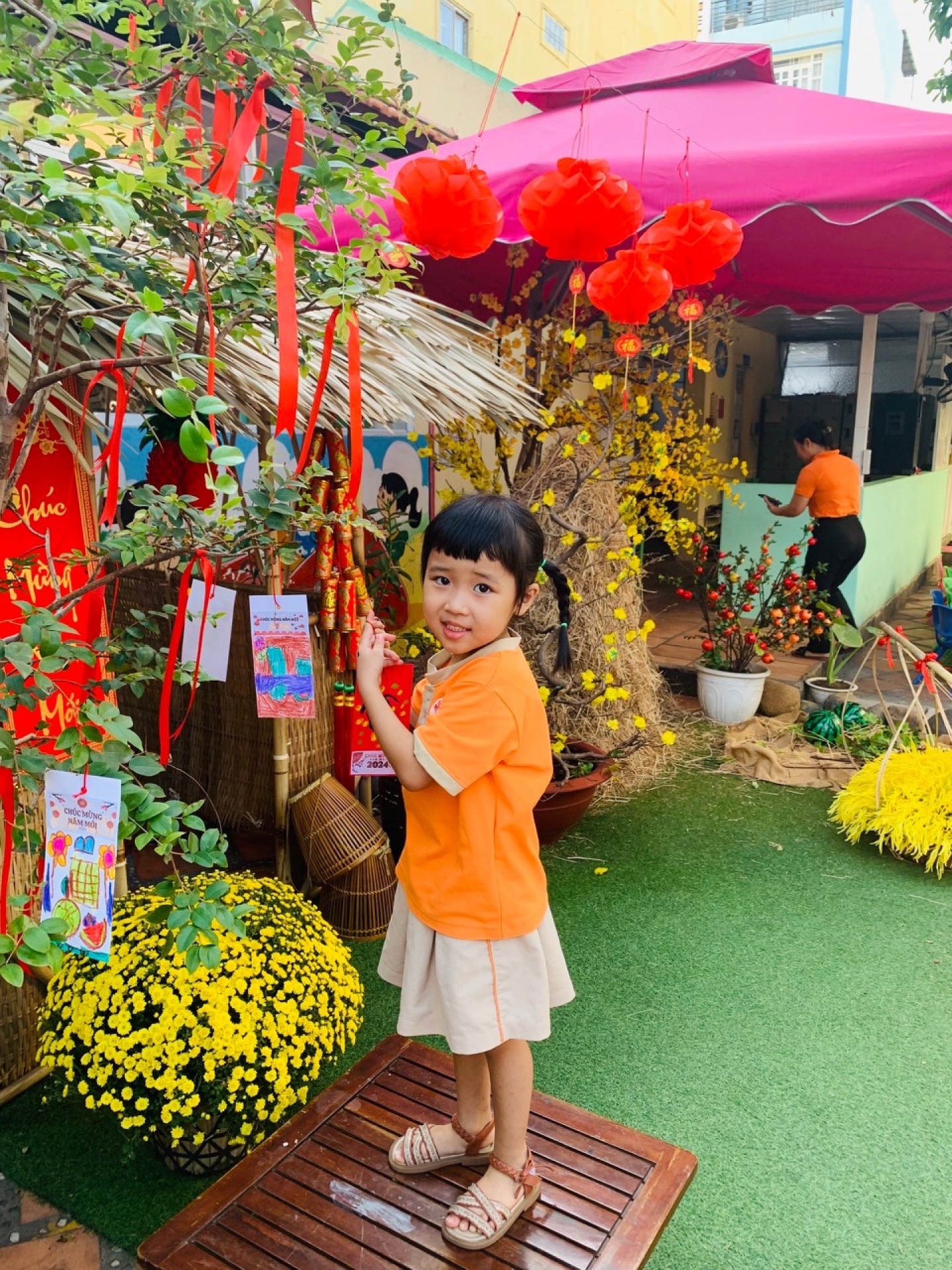 BÉ TRANG TRÍ TẾT 2024