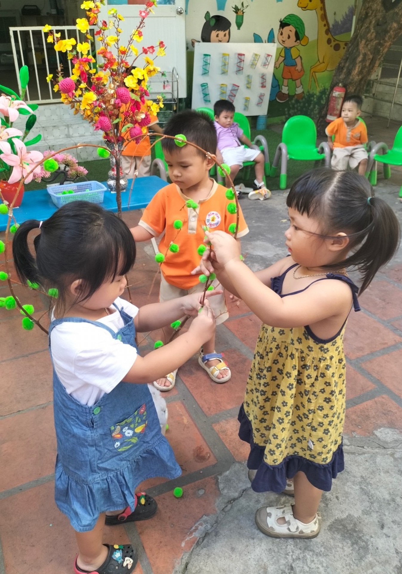 BÉ TRANG TRÍ TẾT 2024