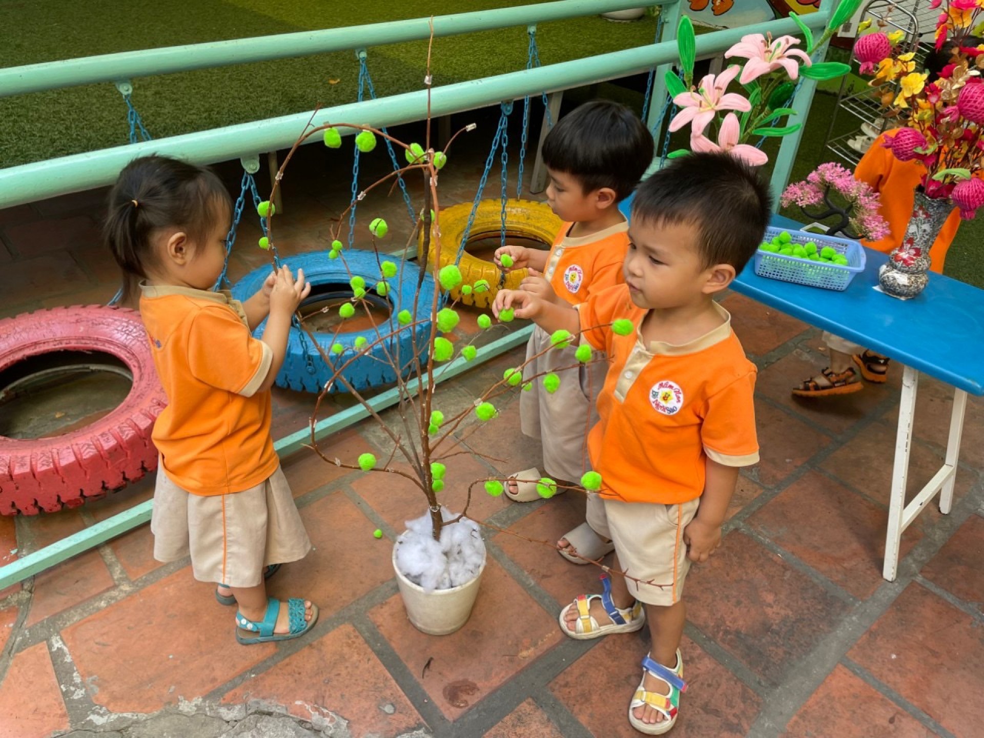 BÉ TRANG TRÍ TẾT 2024