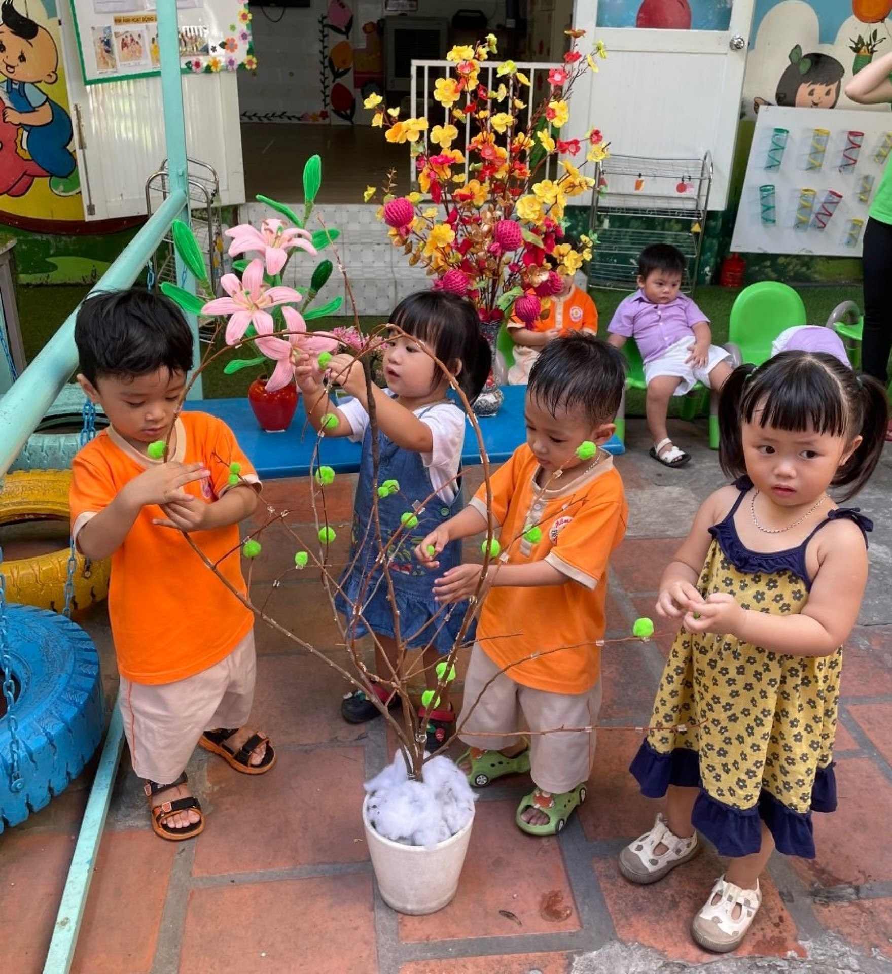 BÉ TRANG TRÍ TẾT 2024