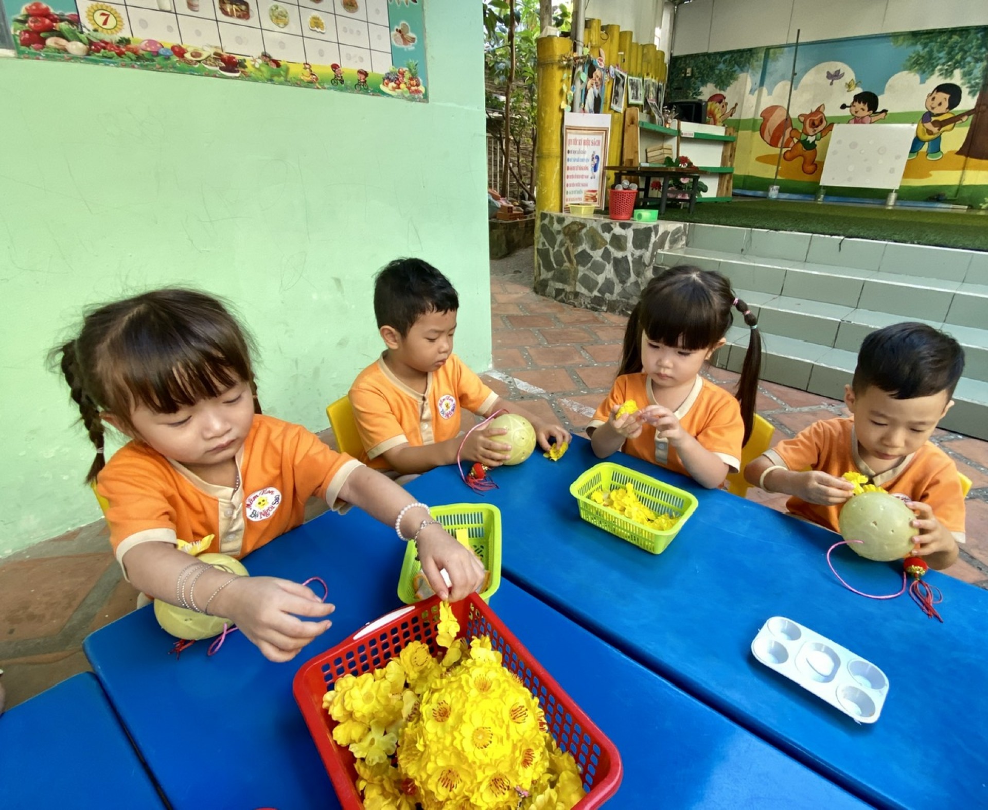 BÉ TRANG TRÍ TẾT 2024