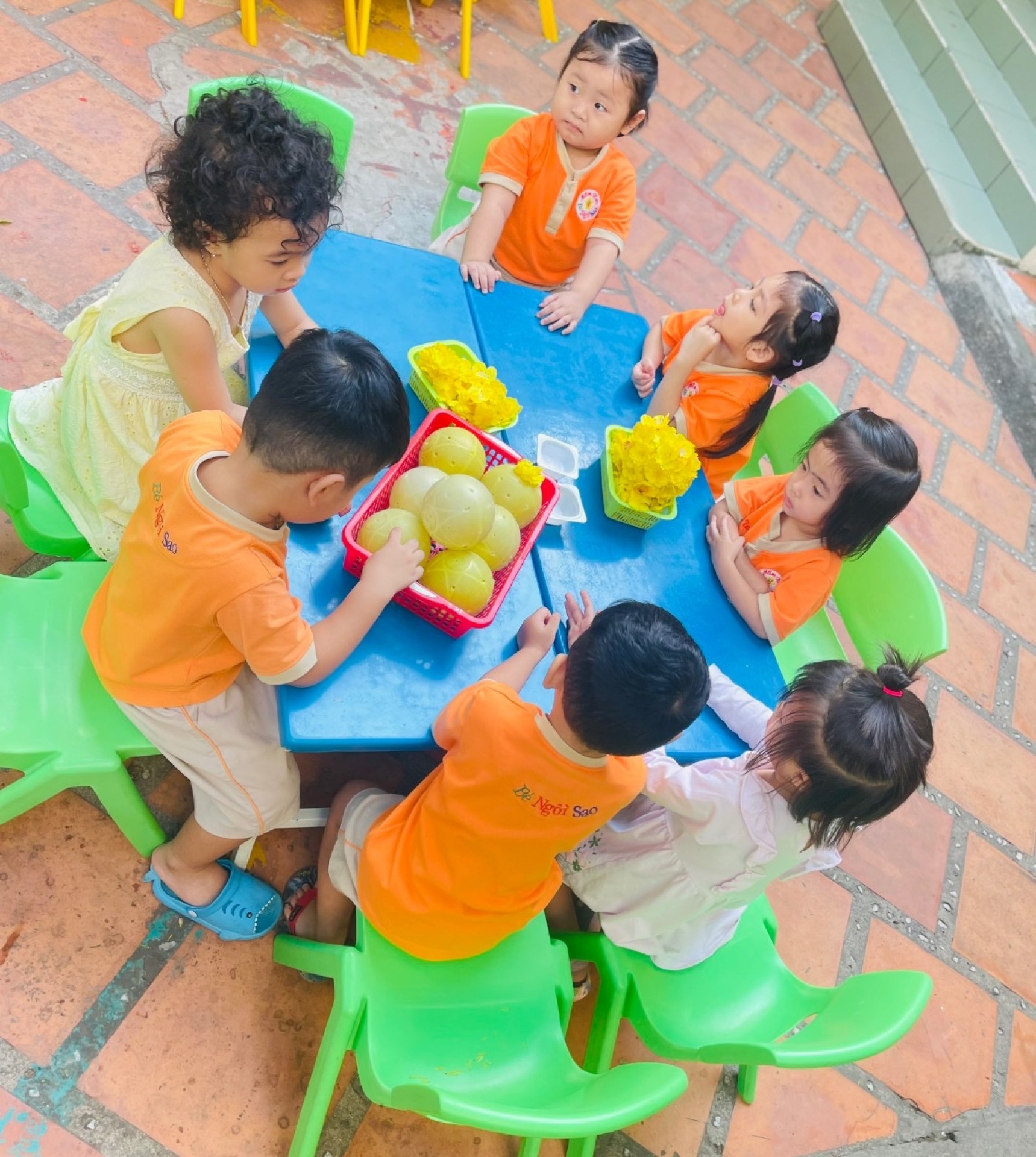 BÉ TRANG TRÍ TẾT 2024