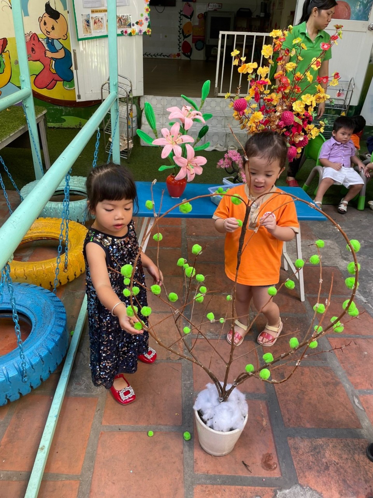 BÉ TRANG TRÍ TẾT 2024