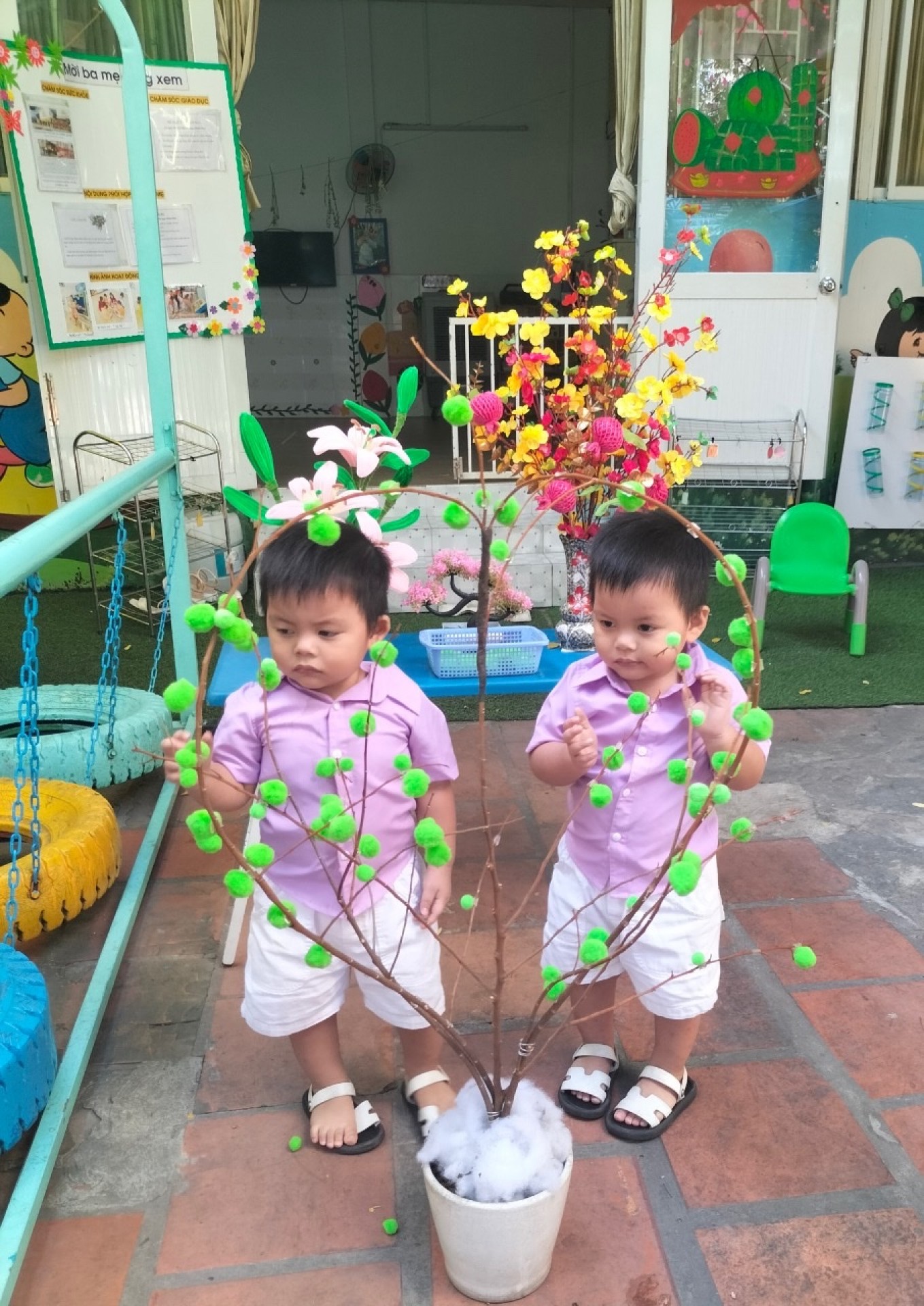 BÉ TRANG TRÍ TẾT 2024