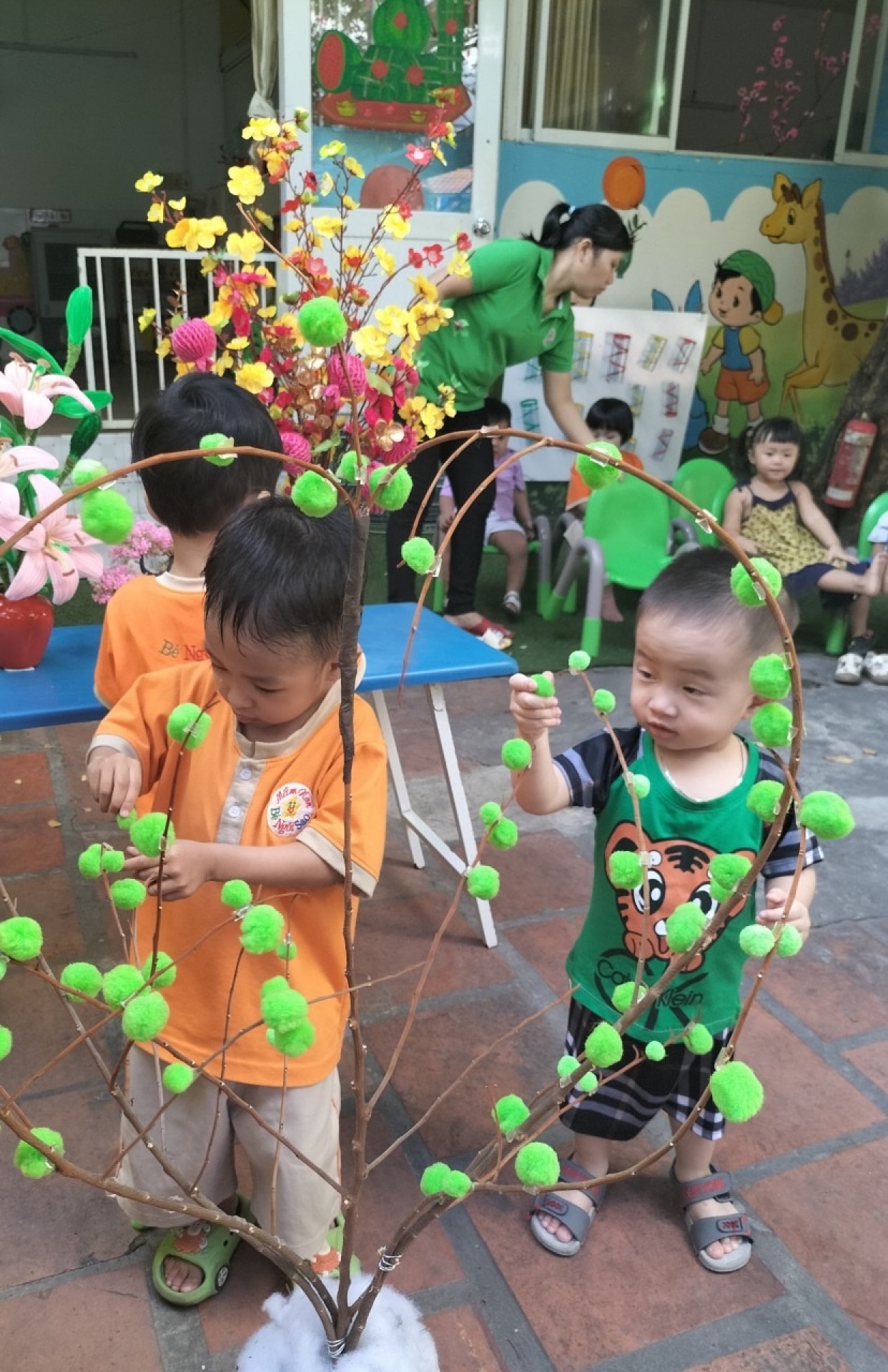 BÉ TRANG TRÍ TẾT 2024