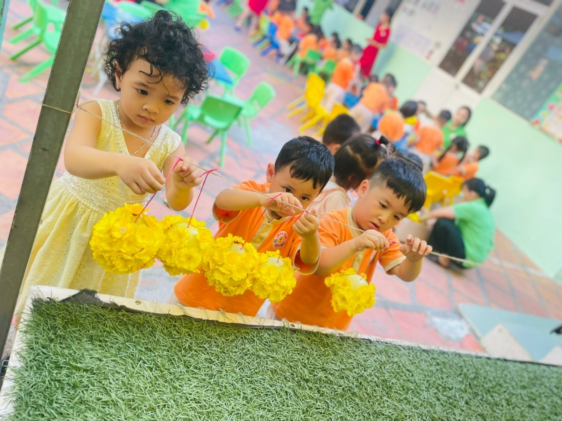 BÉ TRANG TRÍ TẾT 2024