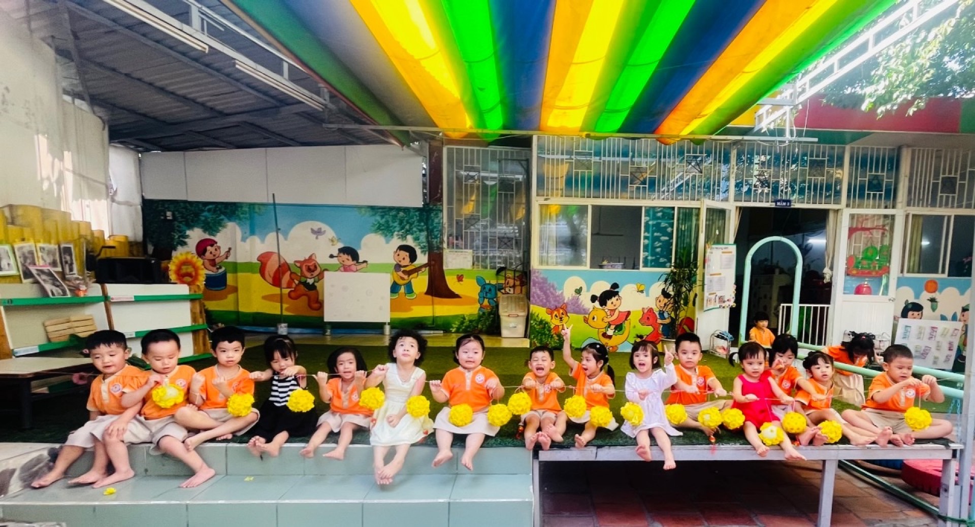 BÉ TRANG TRÍ TẾT 2024