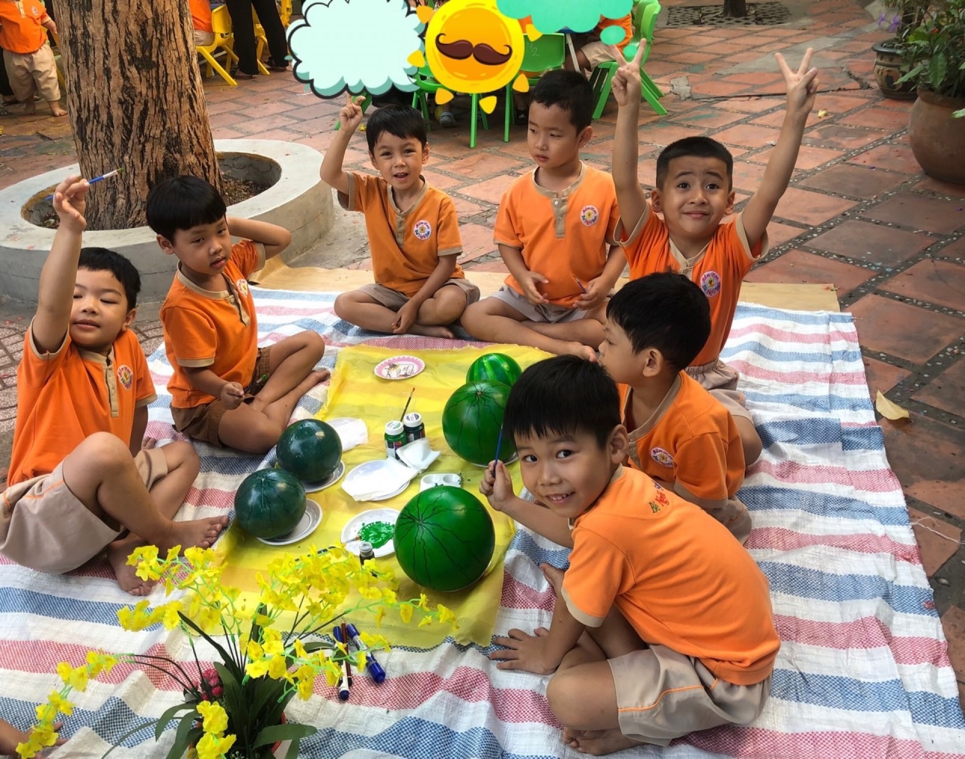 BÉ TRANG TRÍ TẾT 2024