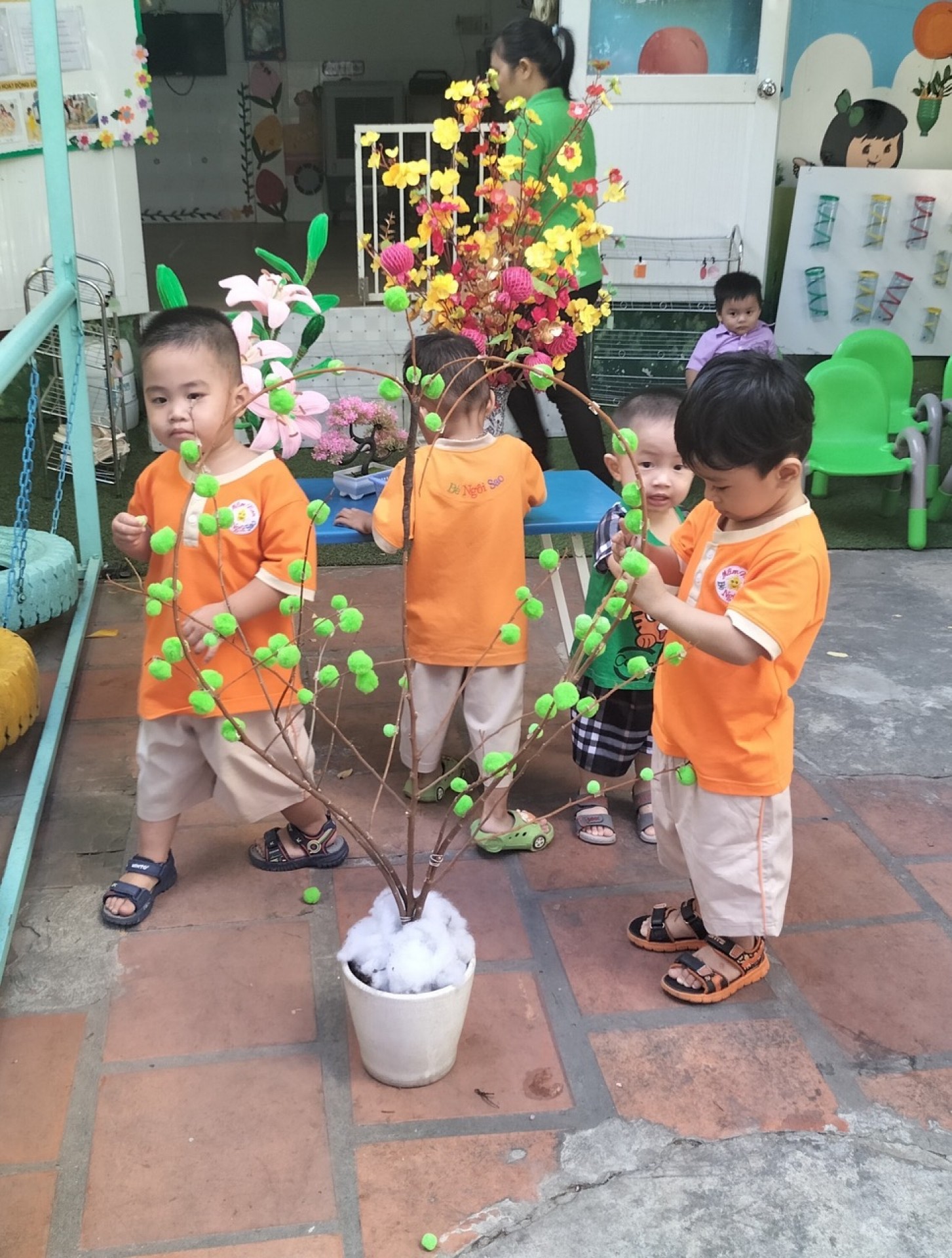 BÉ TRANG TRÍ TẾT 2024