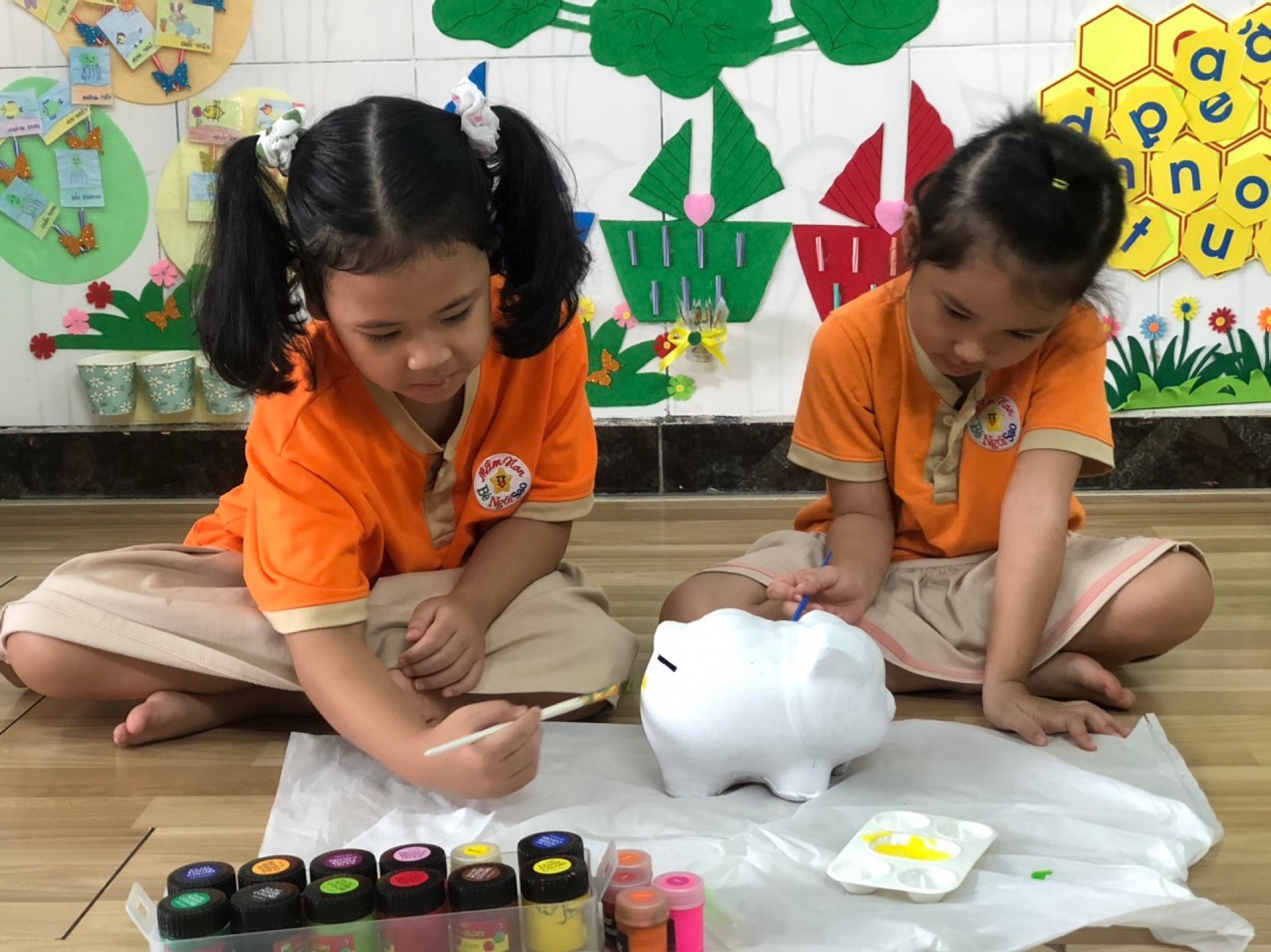 BÉ TRANG TRÍ TẾT 2024