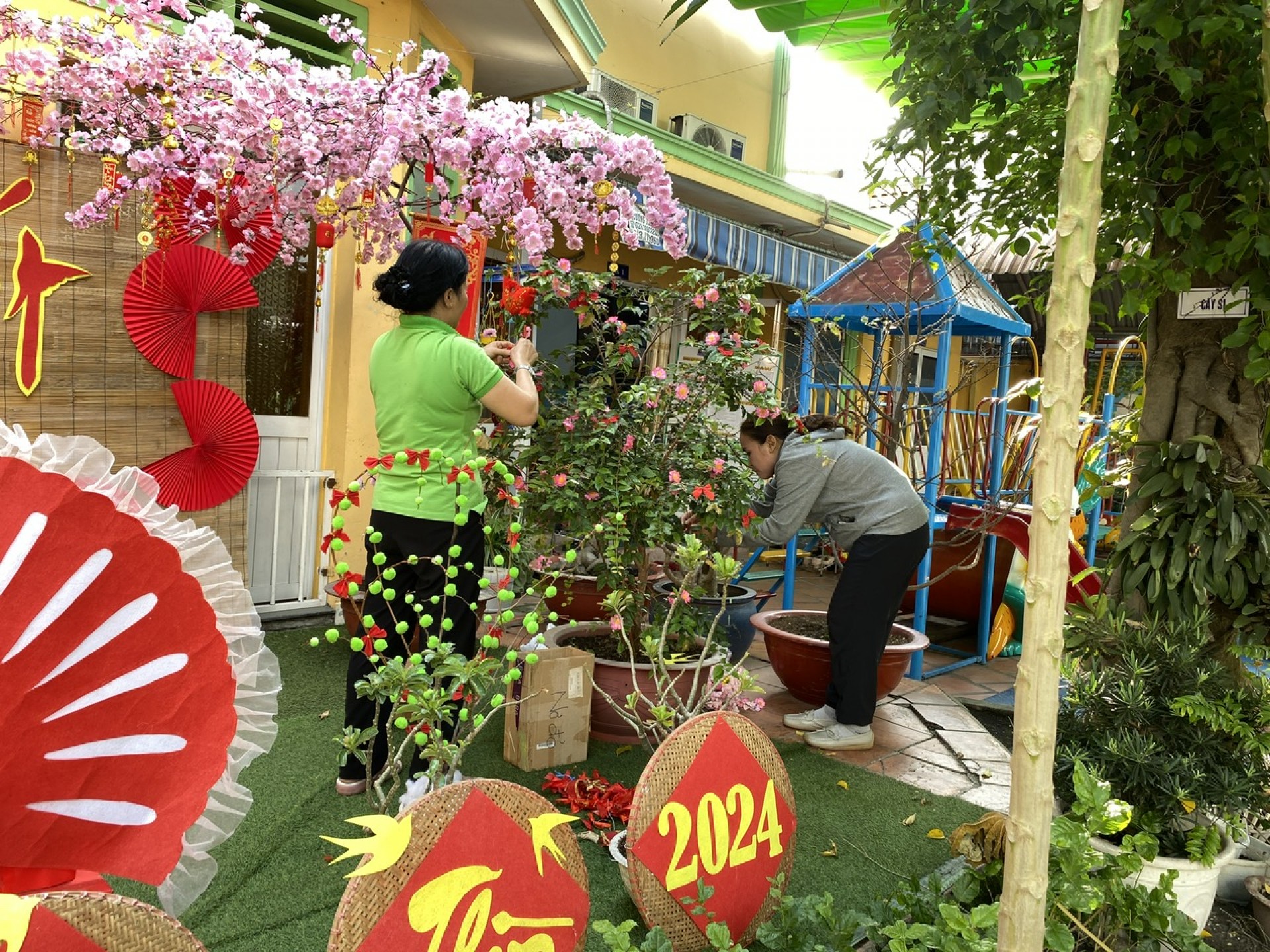 BÉ TRANG TRÍ TẾT 2024