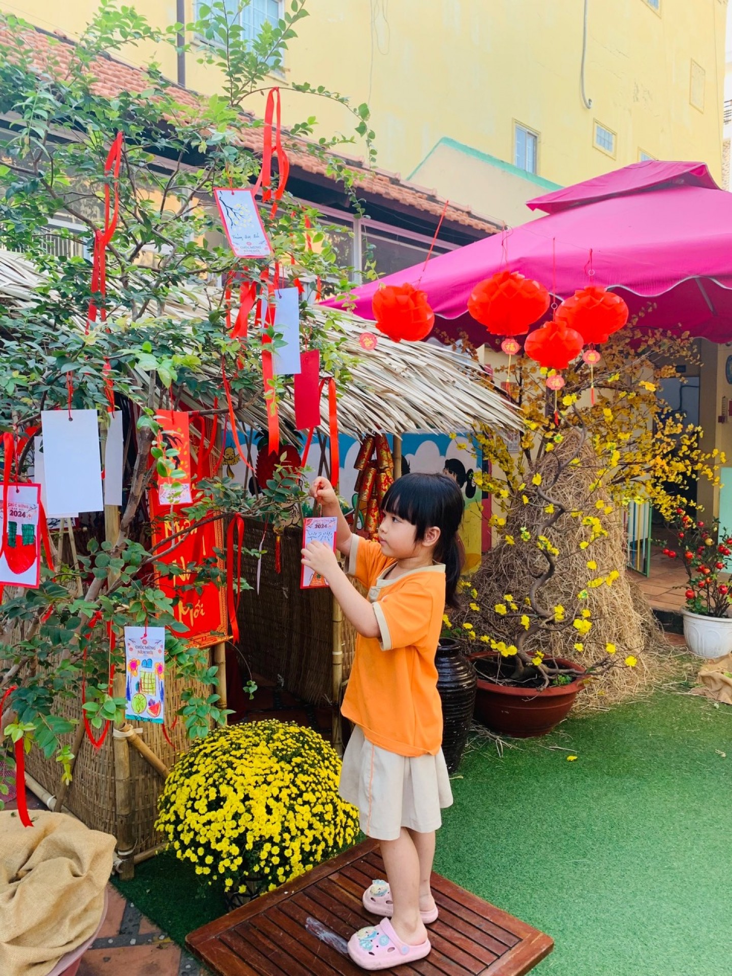 BÉ TRANG TRÍ TẾT 2024