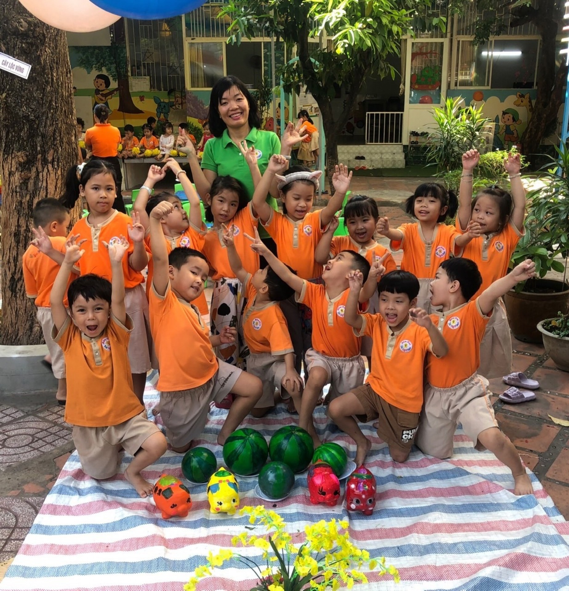 BÉ TRANG TRÍ TẾT 2024