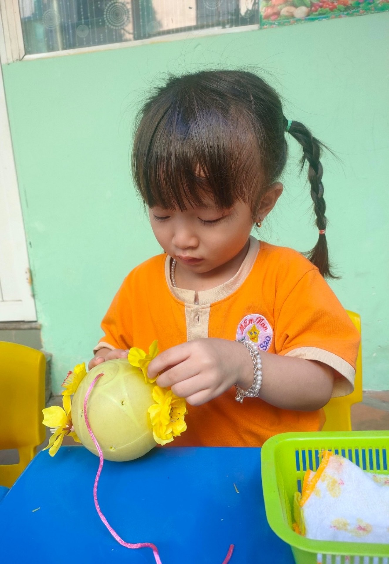 BÉ TRANG TRÍ TẾT 2024