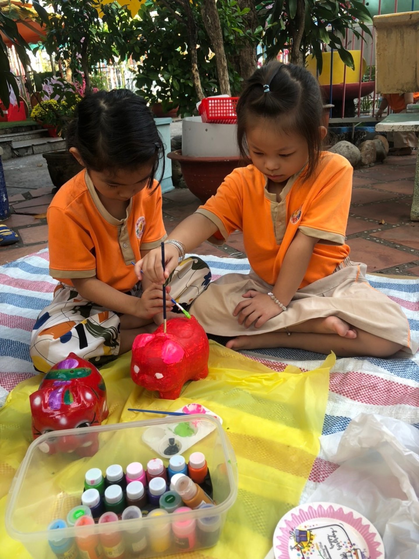 BÉ TRANG TRÍ TẾT 2024