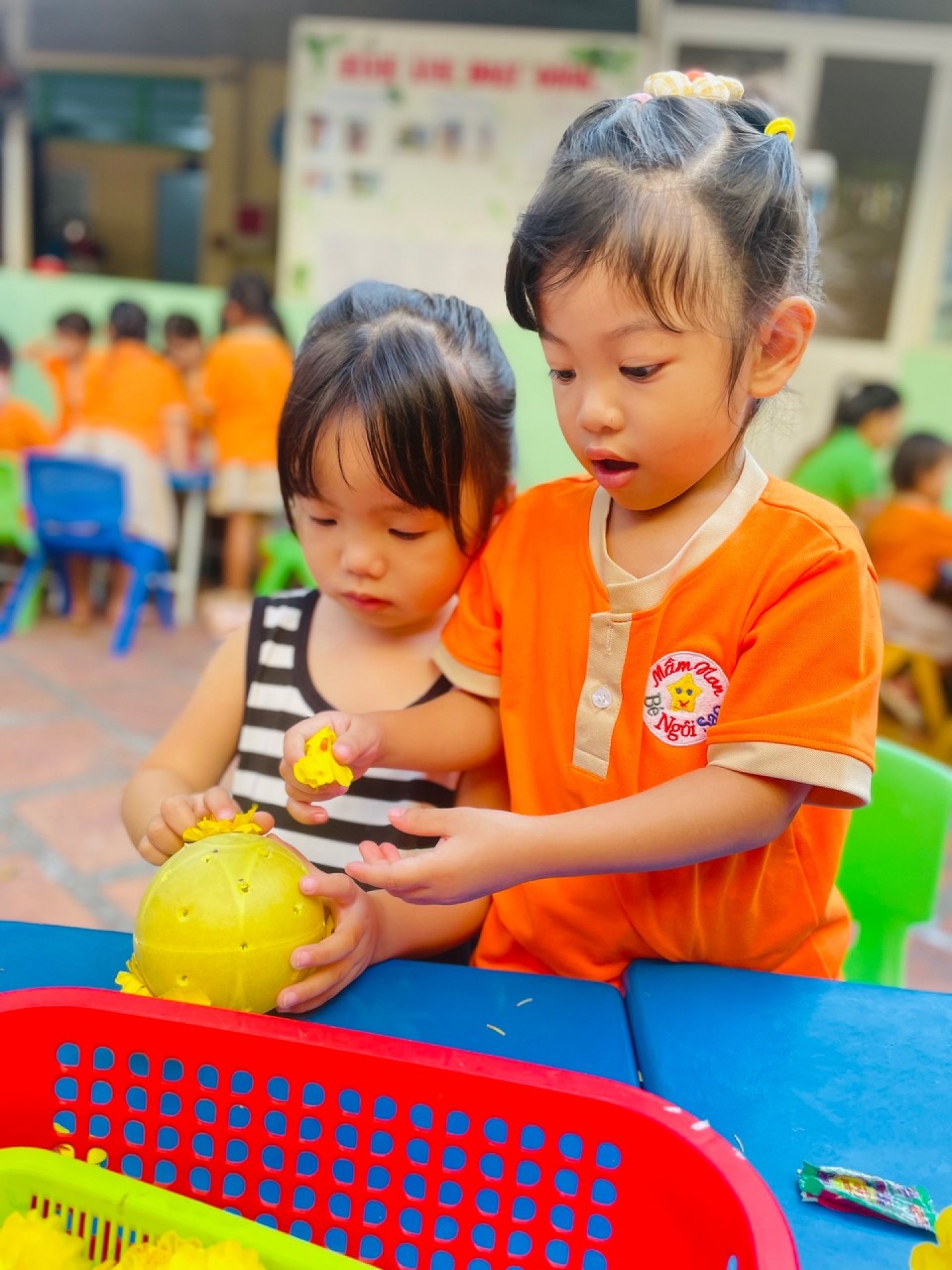 BÉ TRANG TRÍ TẾT 2024