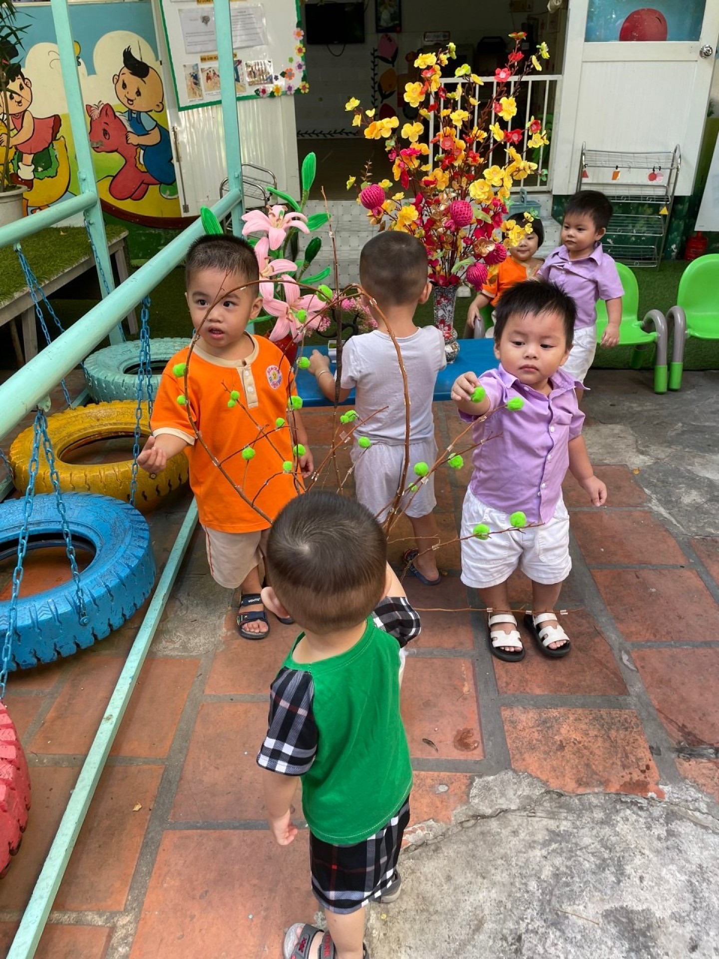 BÉ TRANG TRÍ TẾT 2024