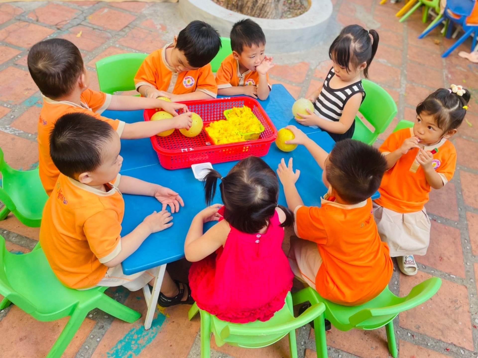 BÉ TRANG TRÍ TẾT 2024