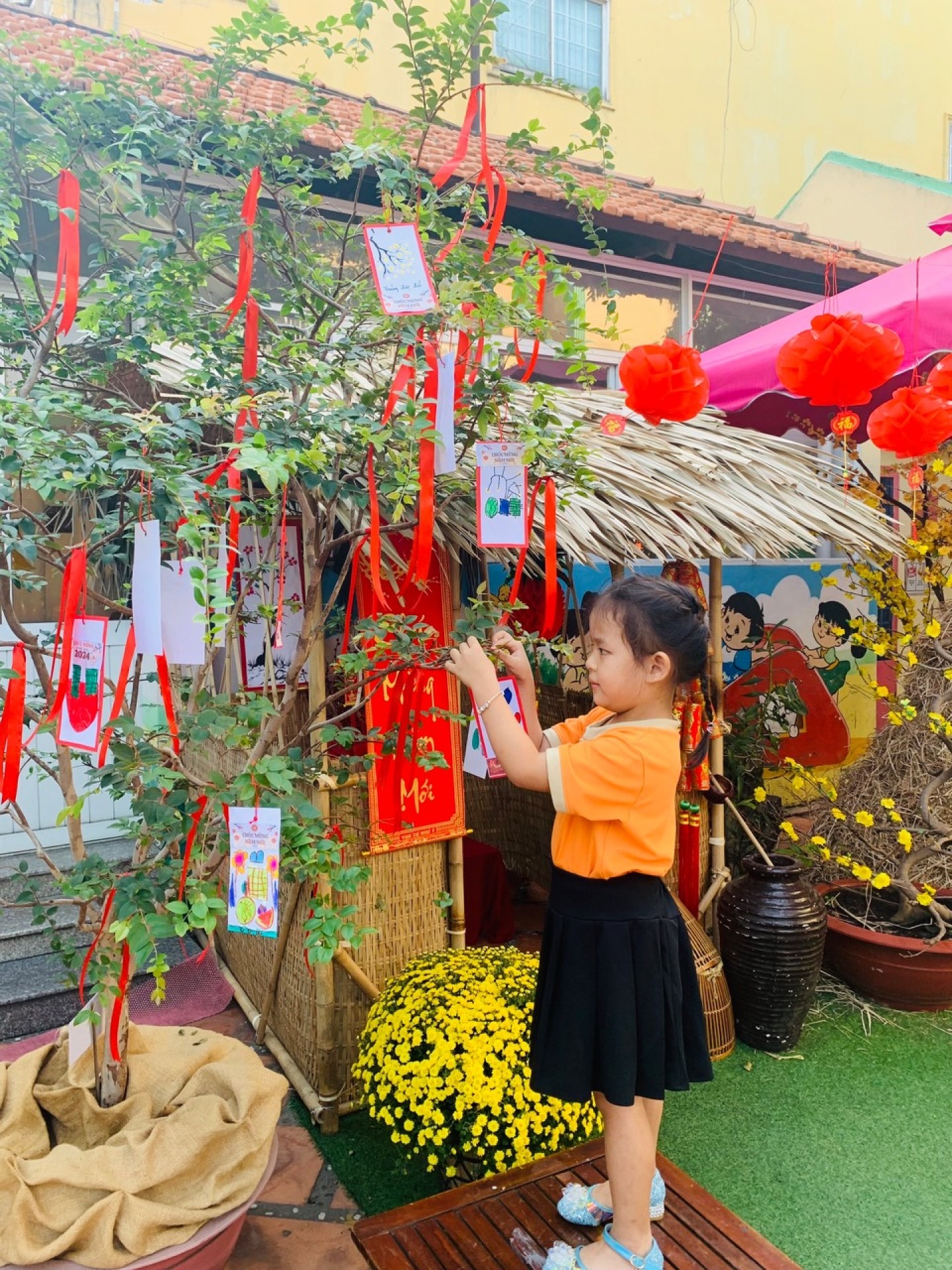 BÉ TRANG TRÍ TẾT 2024