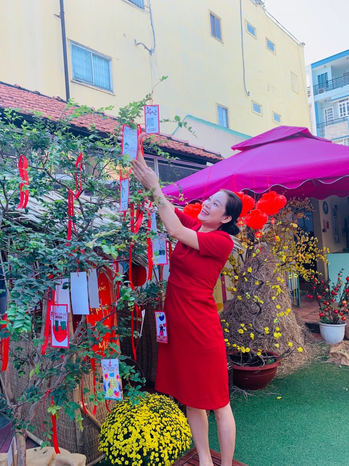 BÉ TRANG TRÍ TẾT 2024