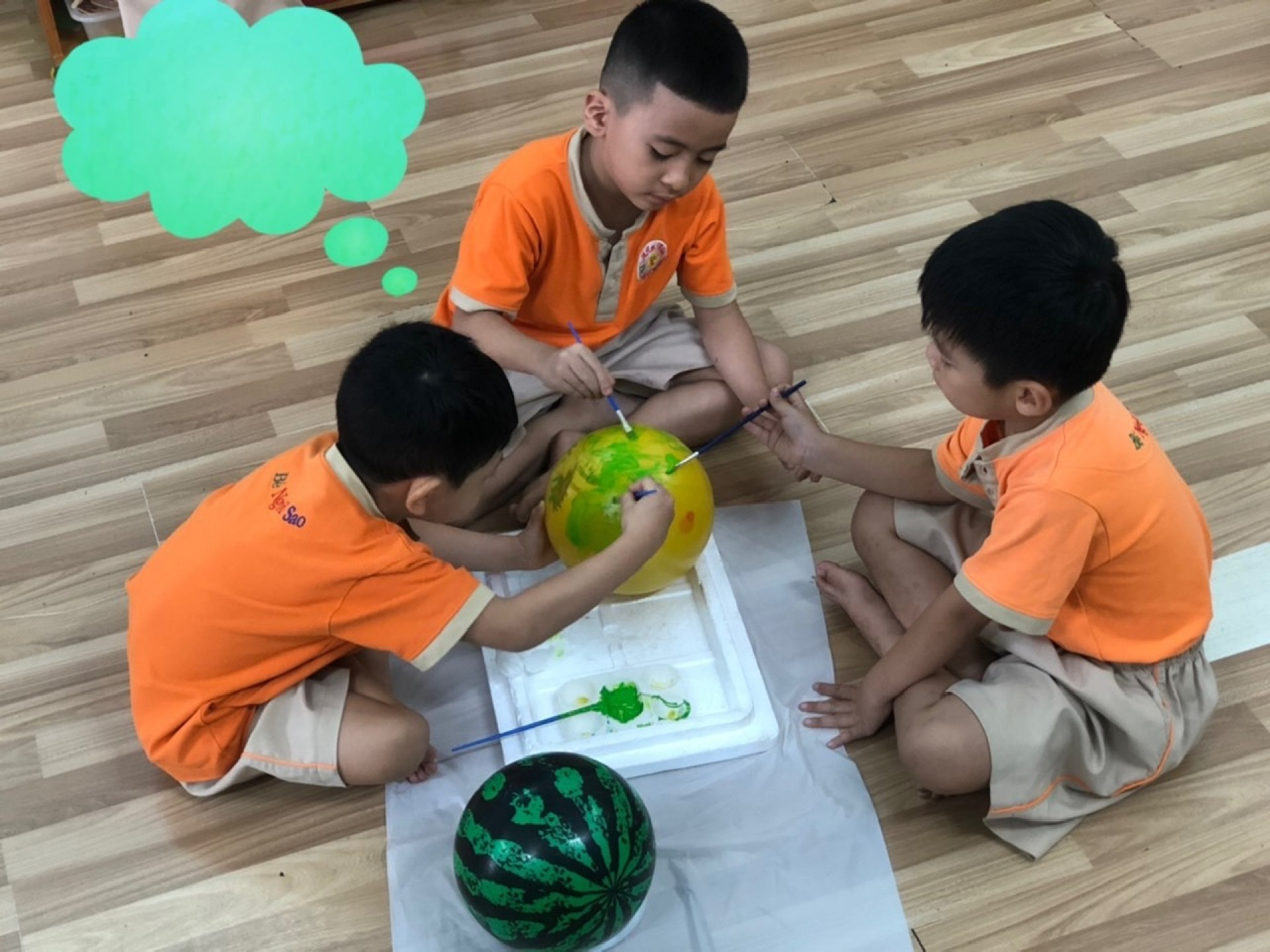 BÉ TRANG TRÍ TẾT 2024