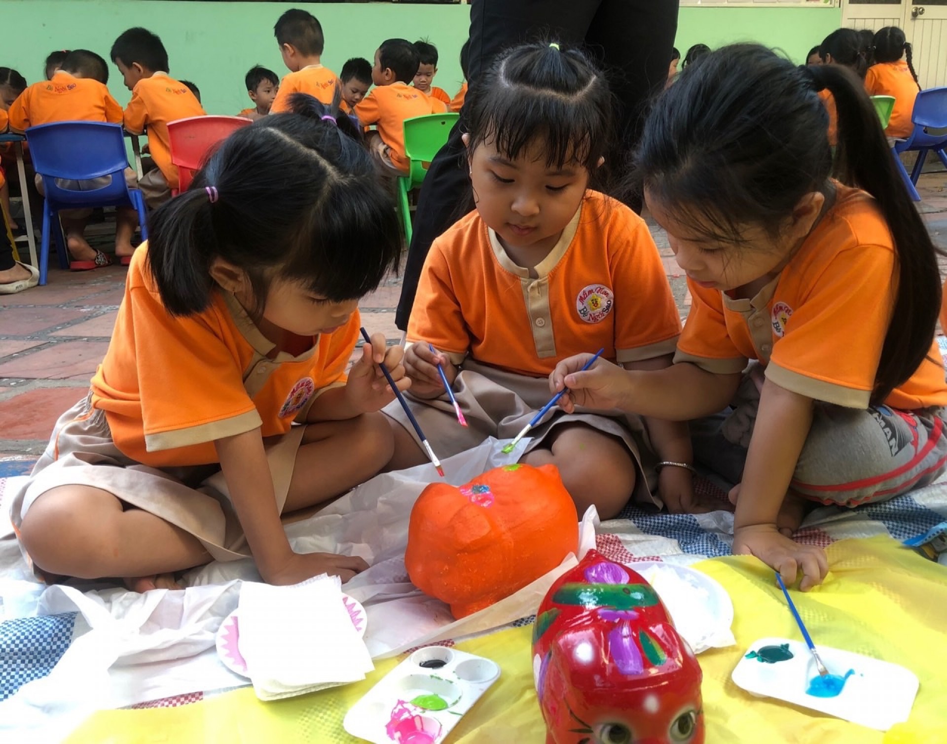 BÉ TRANG TRÍ TẾT 2024